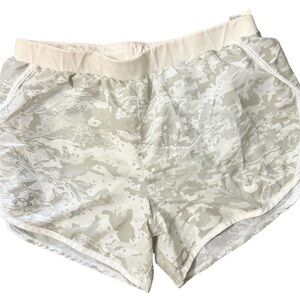Under Armour Women's Athletic Shorts - Cream Camo Size Large